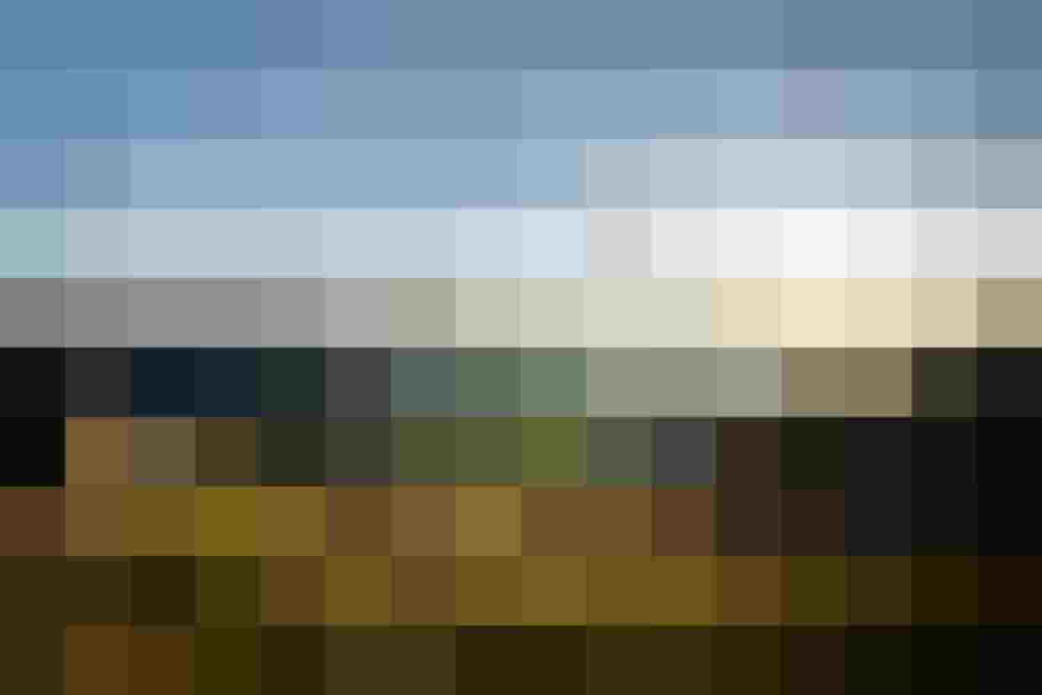 Sonnenlicht über alpinem Bergpanorama mit Felsen, Gräsern und grünen Tälern