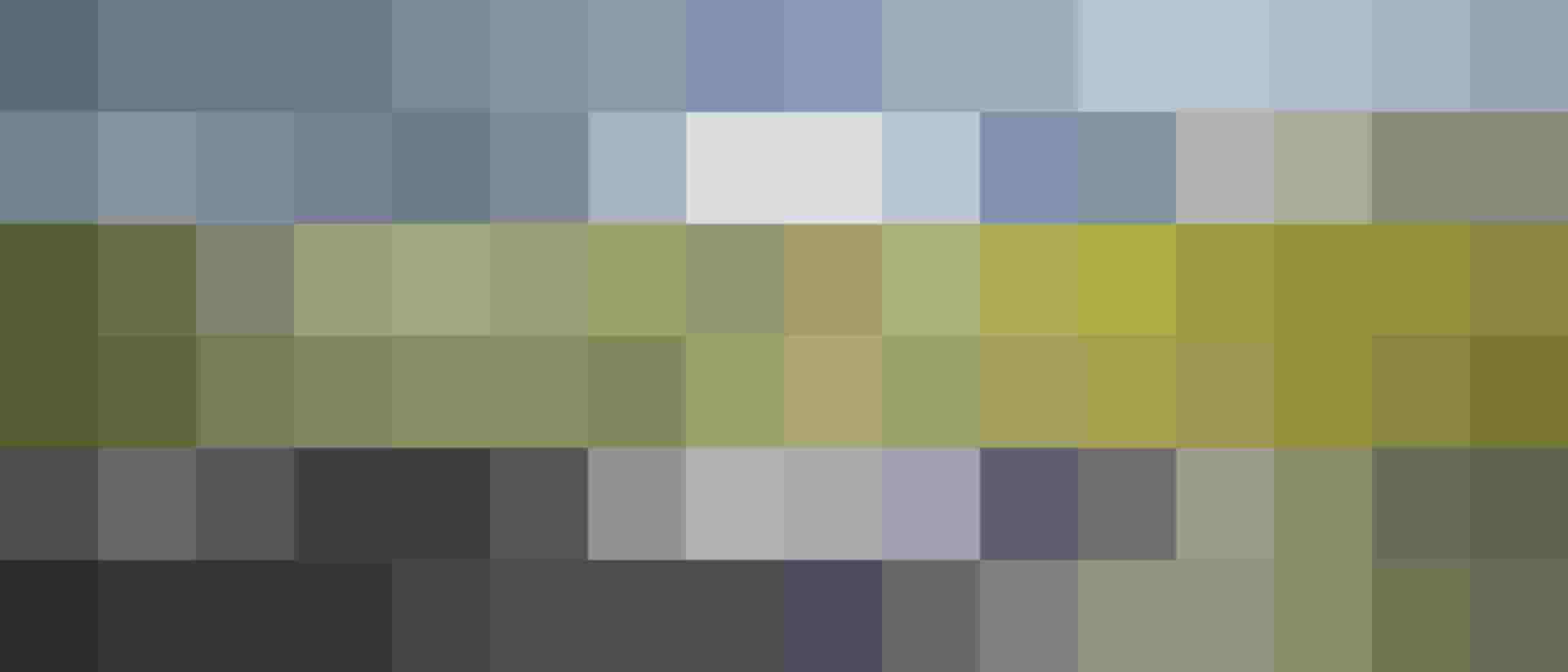 Wanderer erkunden eine alpine Landschaft mit spiegelndem Wasser und Bergen im Hintergrund.