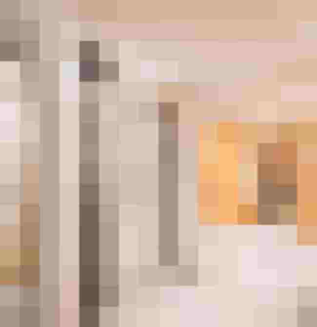 Moderne Dusche mit Sanitärbereich und Zugang zu einem Hotelzimmer im Hotel Grissemann.