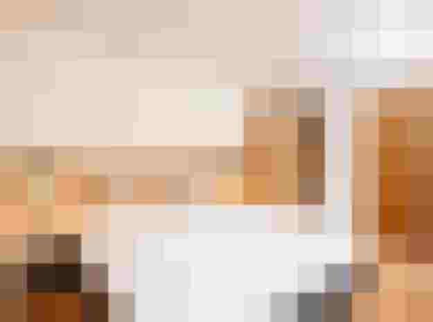 Helles Hotelzimmer im Hotel Grissemann mit Doppelbett und modernem Holzinterieur.